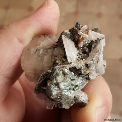 Сфен (титанит) с кальцитом и хлоритом на хлорит-серицитовом сланце. 54*43*30мм.