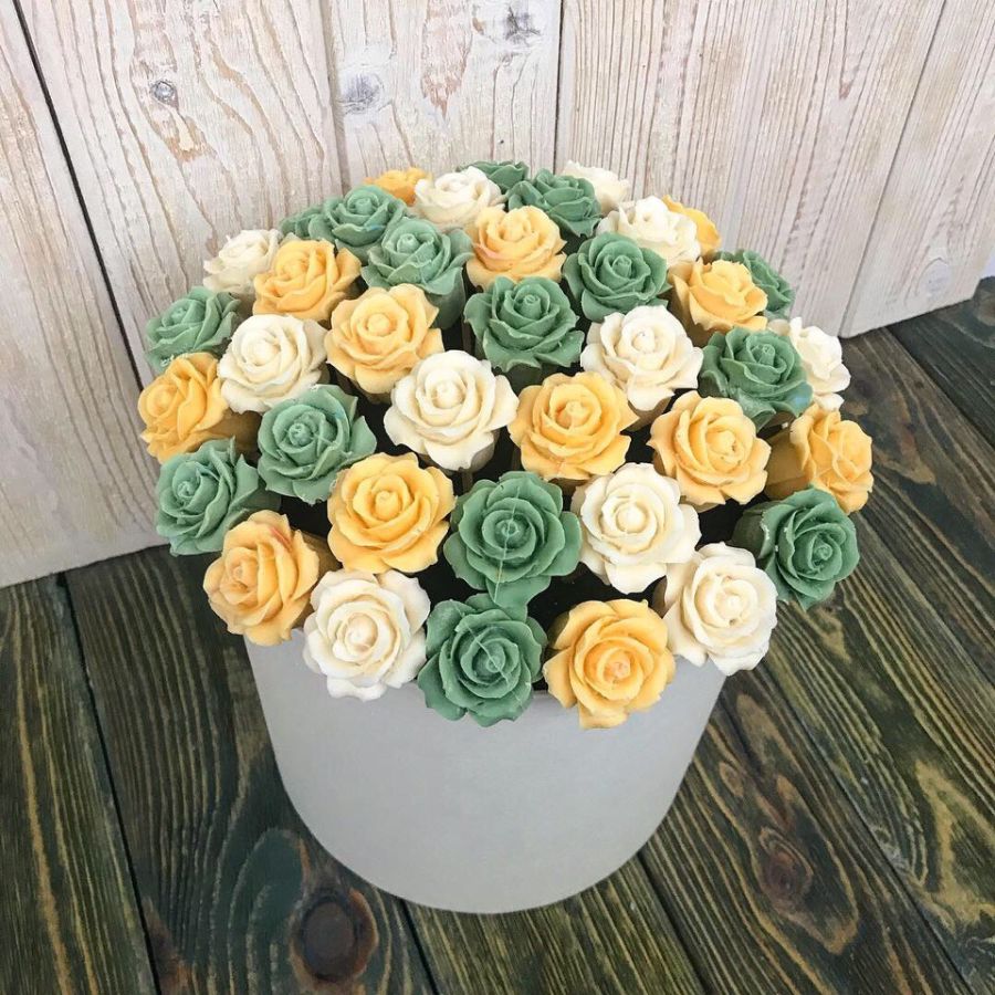 Букет из шоколадных роз с бутоном. Шляпная коробка с шоколадными розами