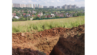 Котлован копается в сложных условиях 