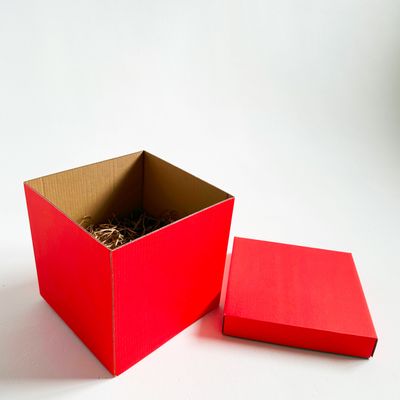 Красная подарочная коробка GILEV 30х30х30см с крышкой и наполнителем