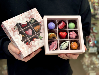 Корпусные конфеты ручной работы из бельгийского шоколада 9 конфет Розовая