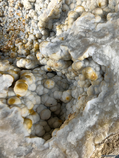 Агат, халцедон, почки в полости, (разн. кварц). Россия. 150*135*100мм