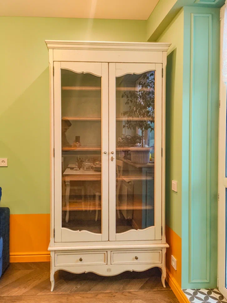 Витрина с двумя ящиками и стеклянными дверьми.