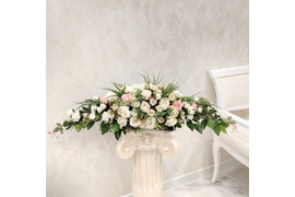 Горизонтальная композиция из искусственных цветов на колонне №29