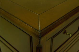 Комод с 9 выдвижными ящиками.