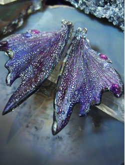 "Крылышки электрической феи ледяных молний", серьги с рубинами, родолитами и танзанитами