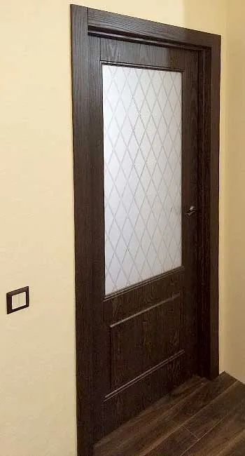 Второй этаж, дверь со стеклом на входе в комнату