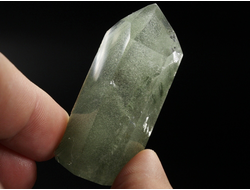 Кварц горный хрусталь с фантомами и хлоритом, кристалл полированный, Бразилия (50*24*18 мм, 35 г) №36850