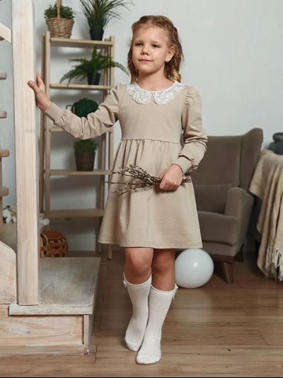 Платье с кружевным воротником