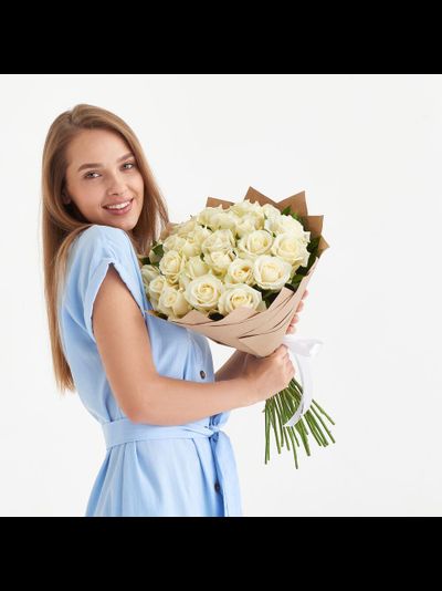 25 белых роз в крафте