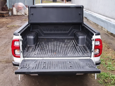 Жесткая 4-секц. алюм. крышка кузова HAL на Toyota Hilux араб под штатную решетку и вкладыш на борта