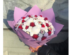 Букет со сладостями и клубникой