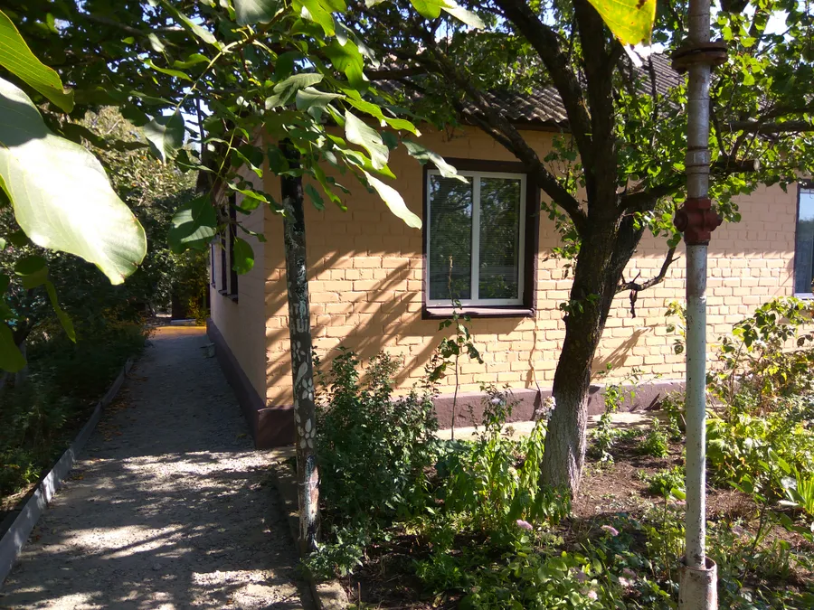 Ставропольский край.
Резиновая краска: стены - цвет №16 Топленое молоко.
Цоколь и рамы - цвет №6 Арабика