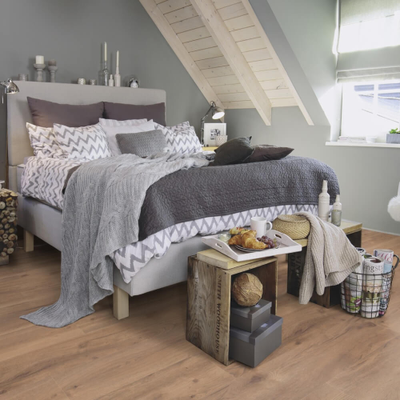 Ламинат Wineo Дуб Хельсинки Светло-коричневый LA212LV4 в интерьере комнаты