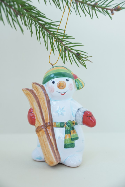 Снеговик с лыжами