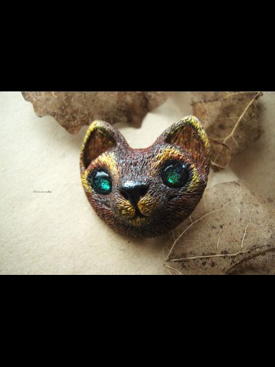 Необычная брошь "Кот-иллюзионист" (миниатюра, 4 см; авангардный стиль)