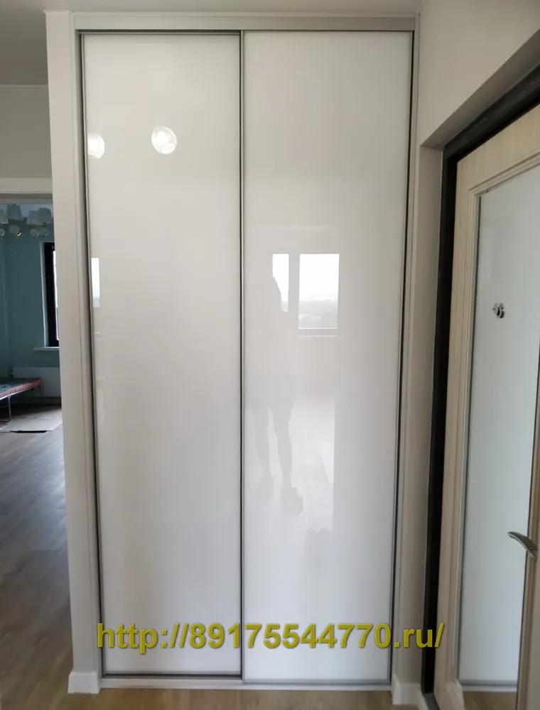 084 Двухдверный встроенный шкаф-купе.
Вставки дверей: Стекло Лакобель /Lacobel/ 9010
