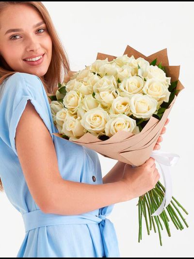 Букет "Утренняя роса" из 25 белых роз в крафте