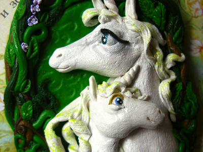 Сказочная подвеска "Единороги существуют!" с парой белоснежных единорогов