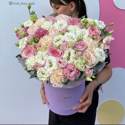 Букет в шляпной коробке микс цветов M №3