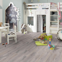 Ламинат Wineo Дуб Норвегия серебряный LA222XXLV4 в интерьере детской комнаты