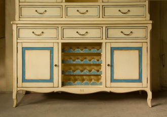 Антикварный буфет с отделением для вина.