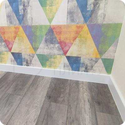 Плинтус ХДФ Dollken Cubu Flex Life 100мм Х 2,5 м 1013/5012 Белый в интерьере 2