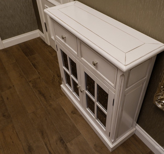 Двухстворчатый комод с зеркальными дверями и 2 ящиками.