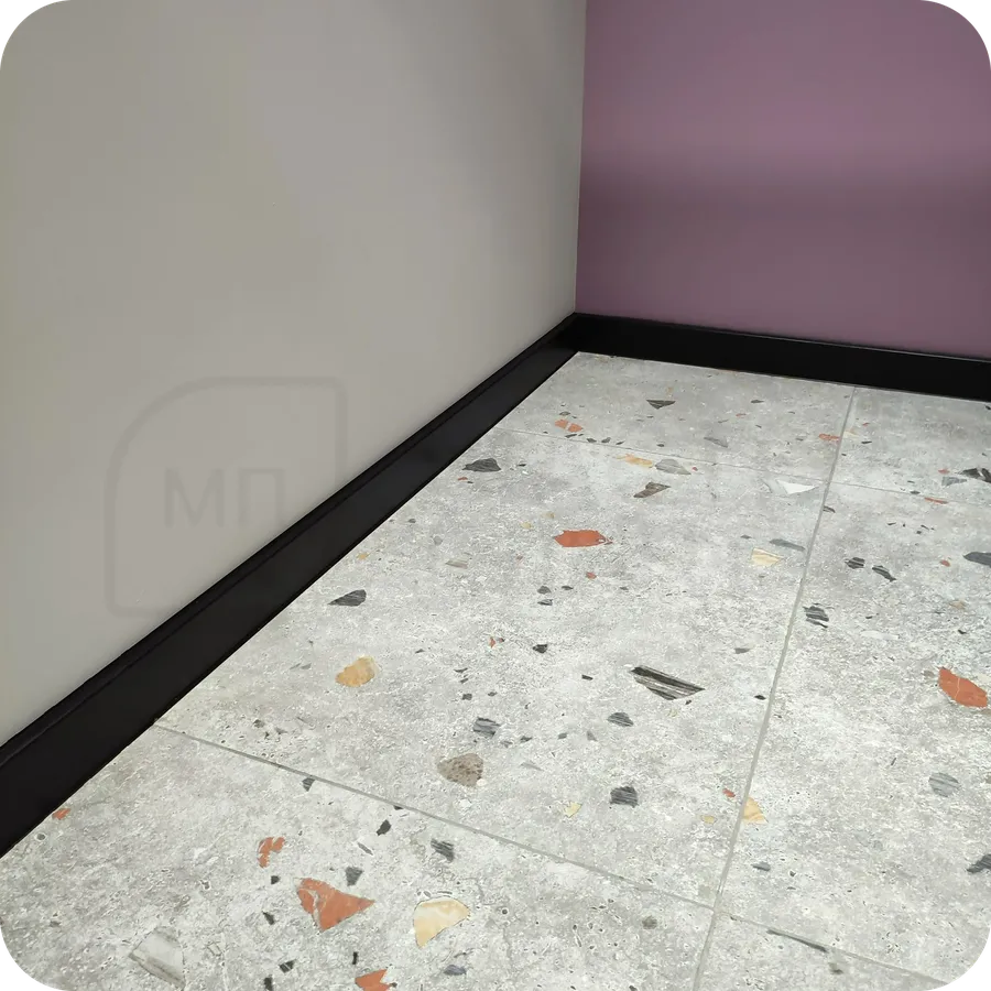 Практичный выбор: установка черного плинтуса Dollken Cubu Flex Life 80 для помещений с неровными стенами.