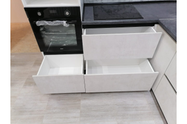 Кухня черно белая с антресолями