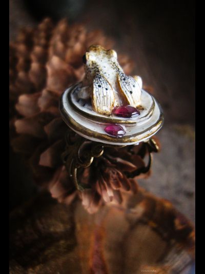 "Дневной светлячок Квакази", волшебное кольцо с лягушкой и натуральными родолитами