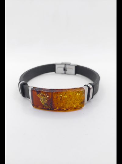 Браслет на каучуковом ремне с янтарем разных оттенков