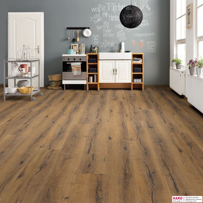 Декор ламината Haro Tritty 100 Gran Via Дуб Италика Дымчатый 530333 в интерьере гостиной