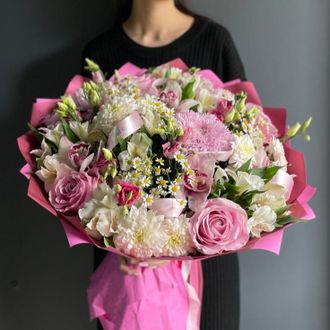 БУКЕТ В НЕЖНОМ СОЧЕТВНИИ С СОРТОВЫМИ ХРИЗАНТЕМАМИ, ОРХИДЕЙЕЙ, ТАНАЦЕТУМОМ, РОЗАМИ, АЛЬСТРОМЕРИЯМИ, КУСТОВЫМИ ХРИЗАНТЕМАМИ И ЭУСТОМОЙ - (АРТ. С98)