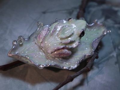 "Принцесса Льдистого Сада, Селадон", коллекционная мини-брошь с лягушкой