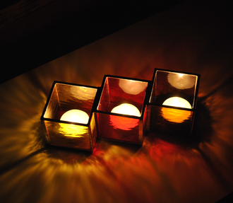 Подсвечник для трех свечей свободной конфигурации