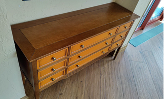 Комод с 9 ящиками на высоких ножках.