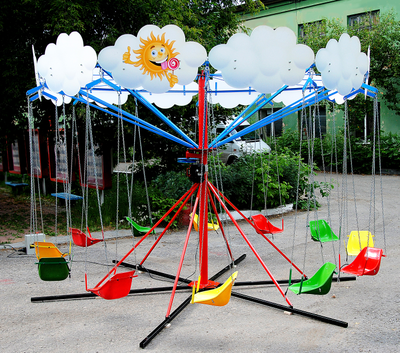 Мобильная цепочная карусель «Ветерок» с декоративным оформлением