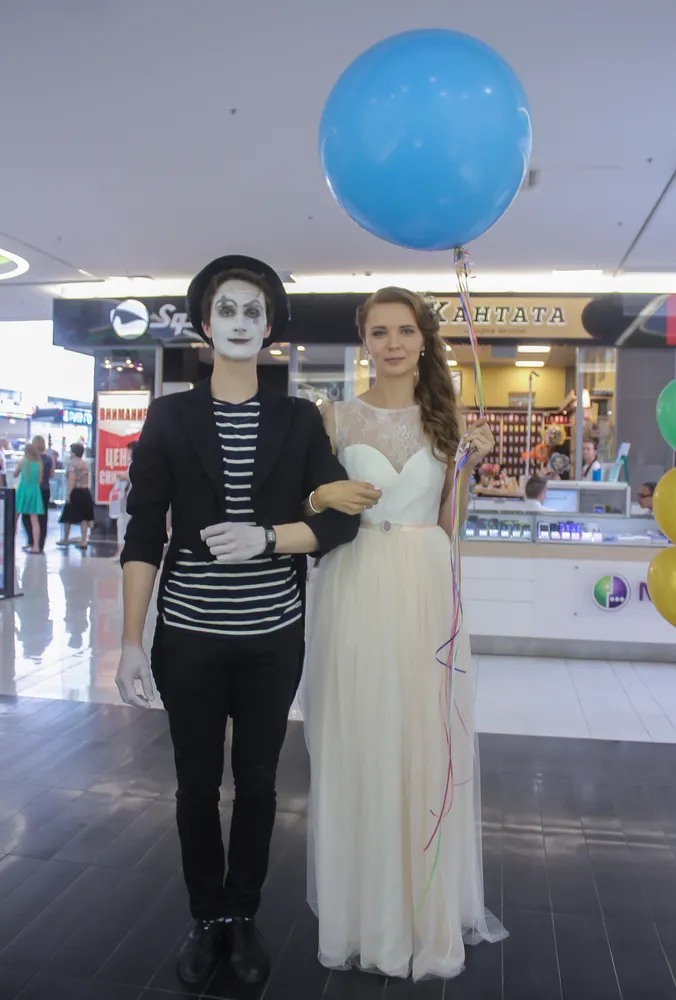 Мим веселит людей