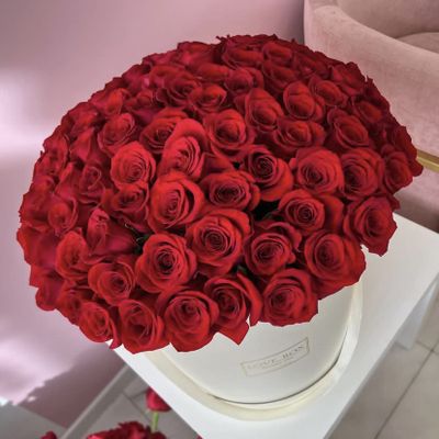 Букет в шляпной коробке с красными розами XXL