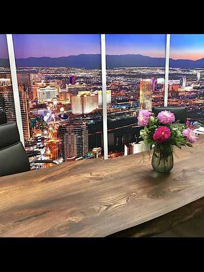 стол из тонированного карагача с природным краем