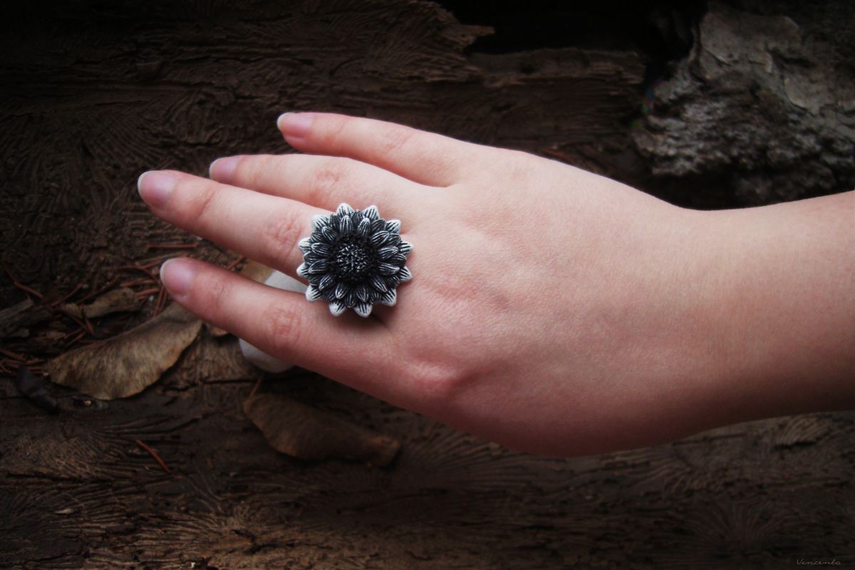 Необычное кольцо "Цветок Угля и Пепла" из коллекции волшебных украшений Legenda Vincento