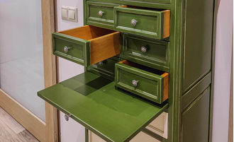 Зеленый аптекарский комод с 11 ящиками.