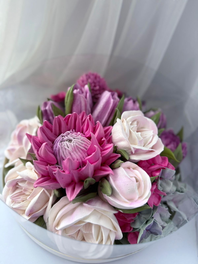 Шляпная коробка с зефирными цветами