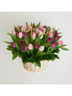 Корзина нежных тюльпанов