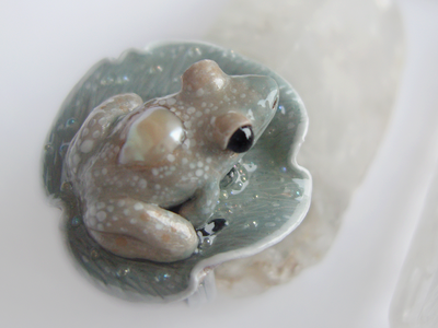 Коллекционное кольцо с лягушкой и жемчужиной "Капель в туманном саду"