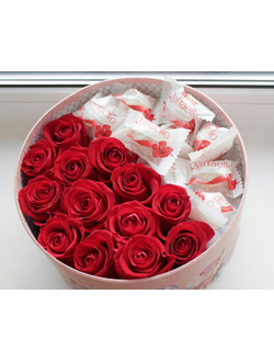 Круглая коробочка с розами и рафаэллками