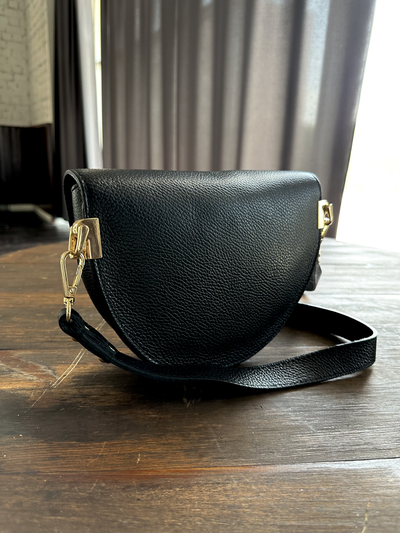 Женская кросс боди сумка с застежкой пчелкой из натуральной кожи Vera Pelle от M&Marie черного цвета