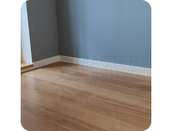 Плинтус ХДФ Dollken Cubu Flex Life 80мм Х 2,5 м Белый RAL 9003 в интерьере 3