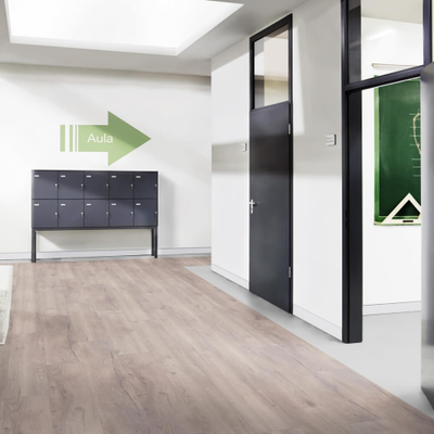 Ламинат Wineo Дуб Греческий Бежевый LA221LV4 в интерьере офисного здания